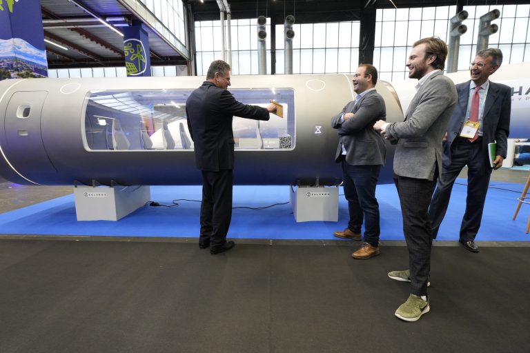 Společnosti Hardt a Zeleros uzavřely na konferenci TBB strategické partnerství s cílem urychlit zavedení hyperloopu do provozu